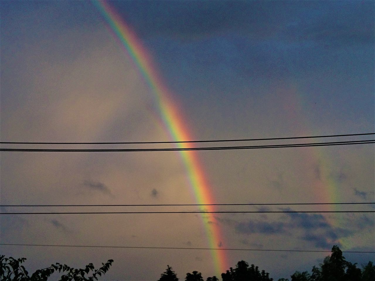 梅雨空に２つの虹が 波と風の音を聴きながら