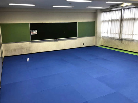 多目的ルームのマット交換