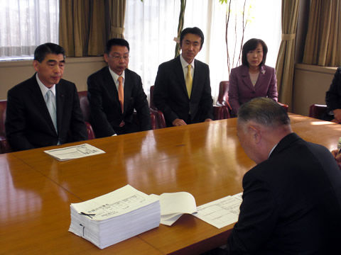 市長から説明をうける