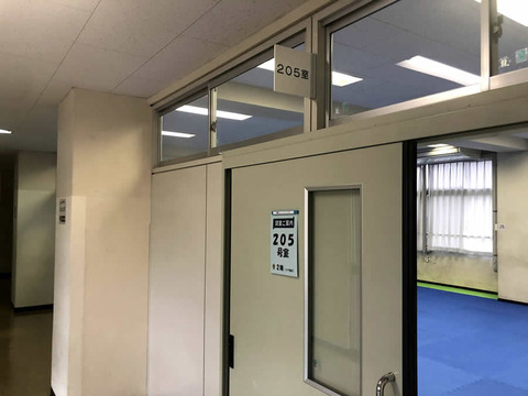多目的ルームのマット交換
