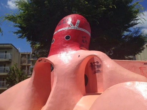 タコ公園のタコ滑り台