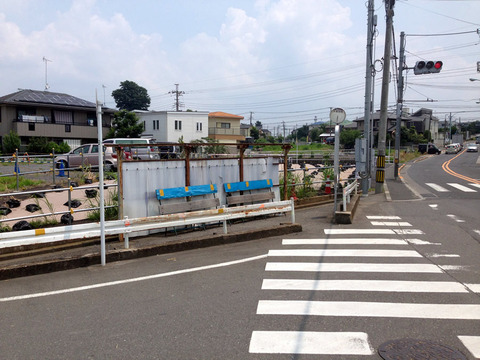 倒壊した中里団地入口バス停の屋根