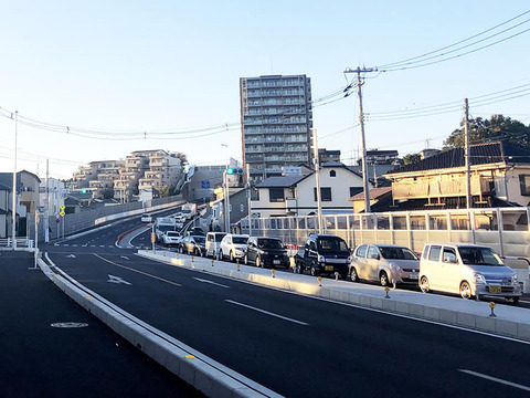 渋滞する安松交差点付近