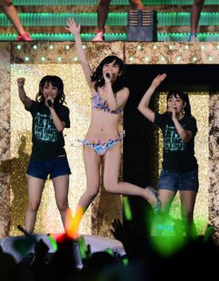 指原莉乃、ビキニ姿で「水着ライブ」