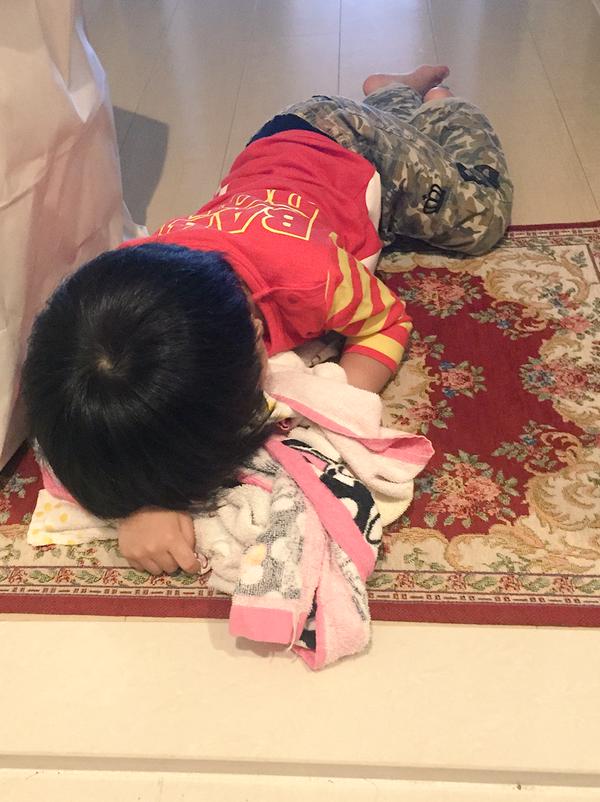 弟が玄関で爆睡