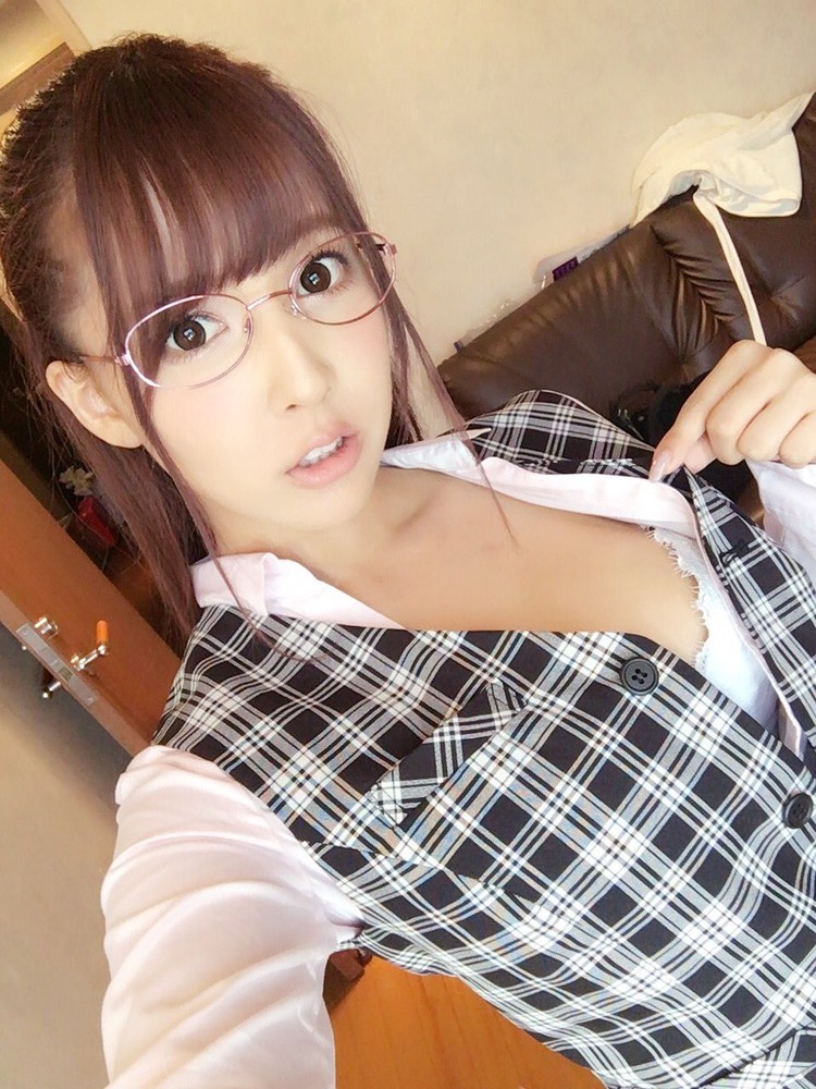 三上悠亜‏