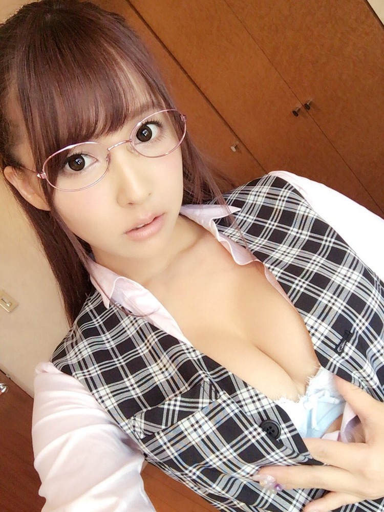 三上悠亜‏