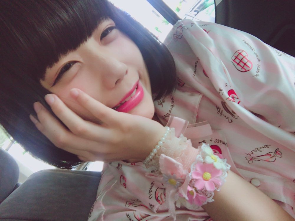 小山ひな