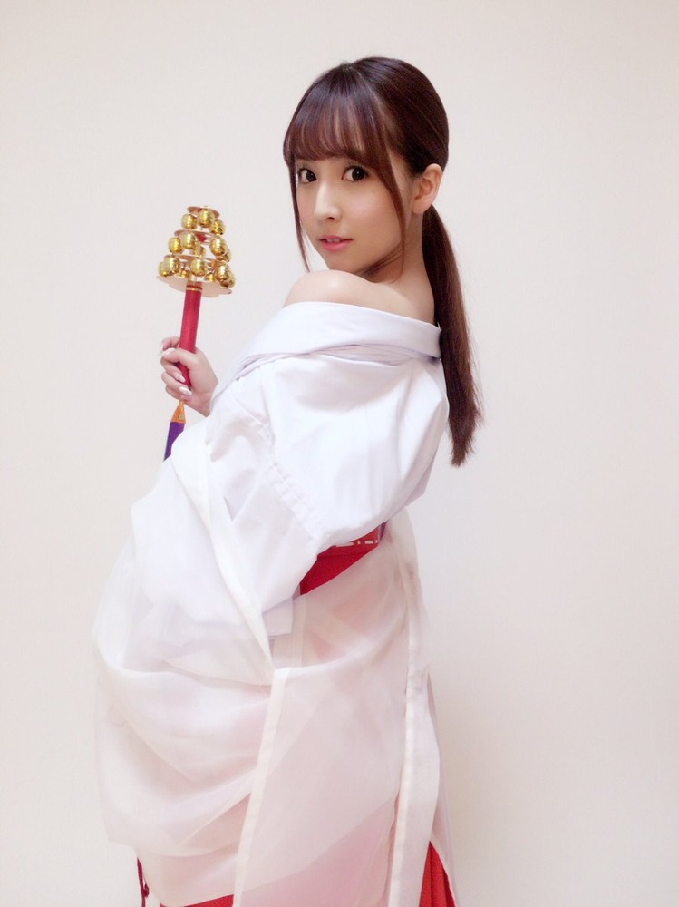 三上悠亜‏