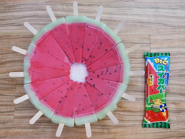 スイカバー15個を使った「輪切りスイカバー」です（1,755kcal）