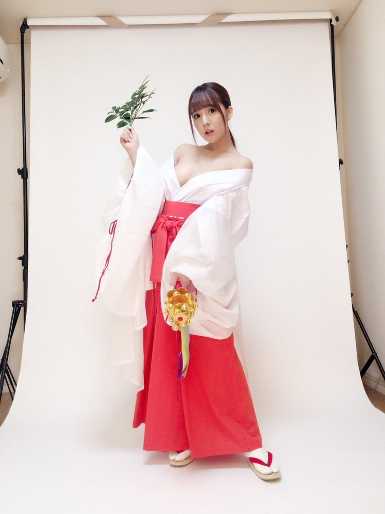 三上悠亜‏