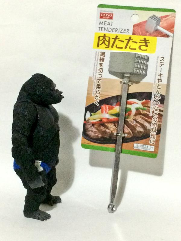 100均の肉たたきはフィギュアの武器