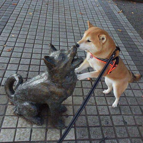 犬の銅像にキス