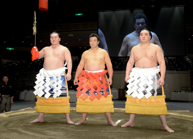 太刀持ちは白鵬関、露払いは日馬富士関と現役の両横綱