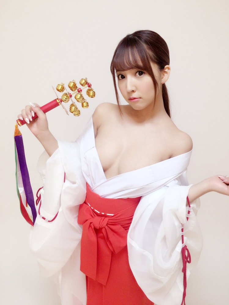 三上悠亜‏