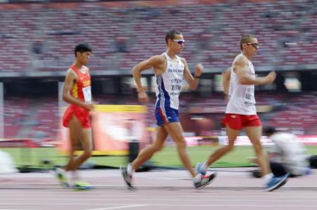 世界陸上で競歩の先頭選手がトイレに駆け込む