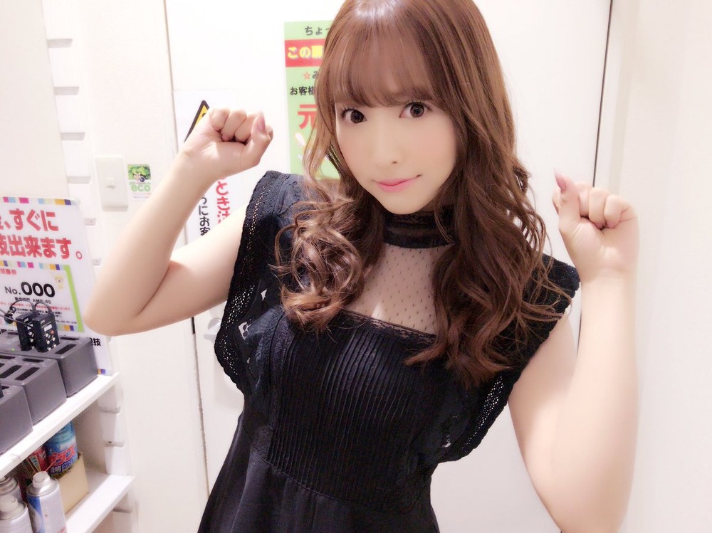 三上悠亜‏