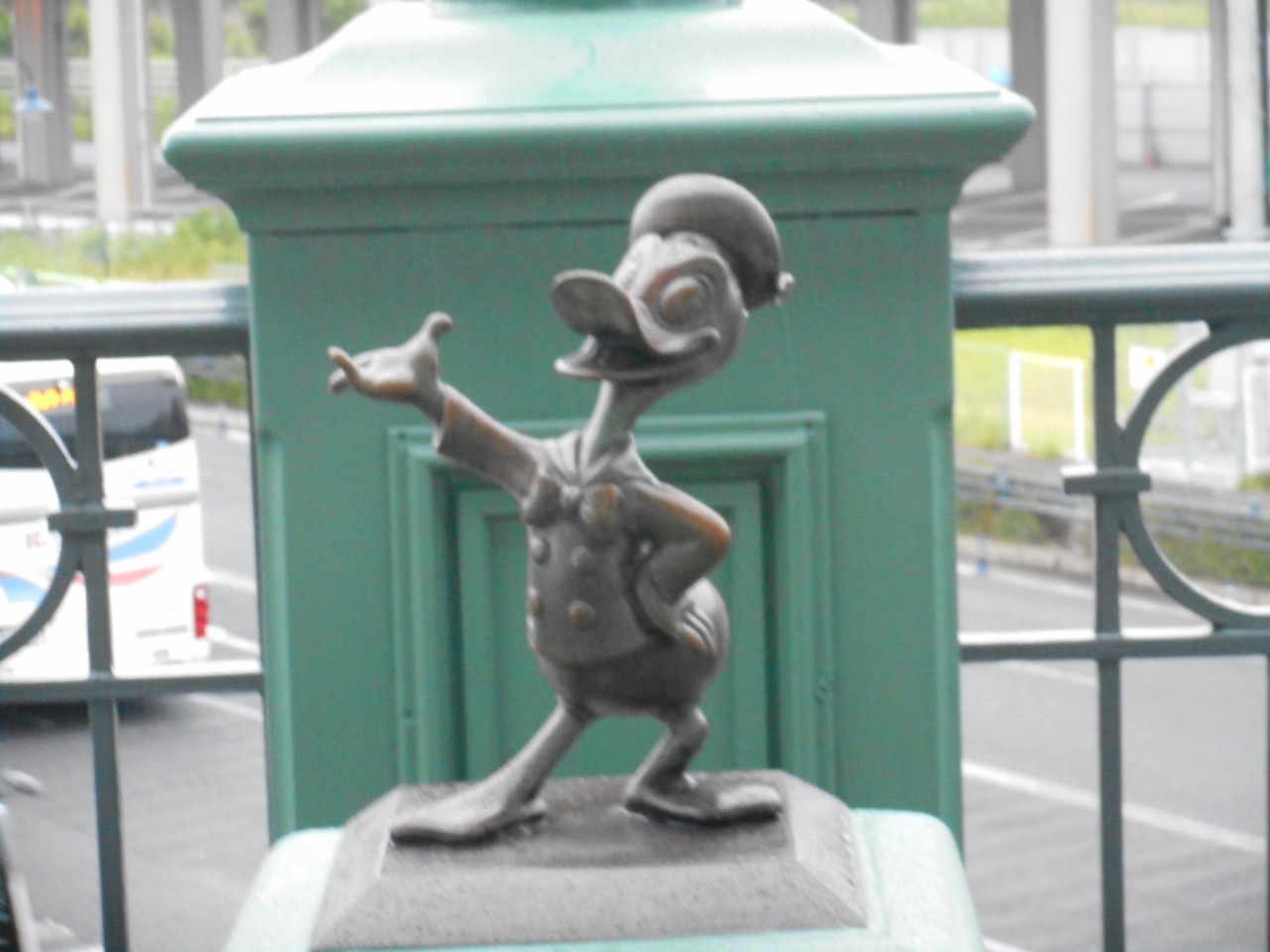 ペデストリアンデッキのブロンズ像 ぱーと1 : Disney magical Diary！