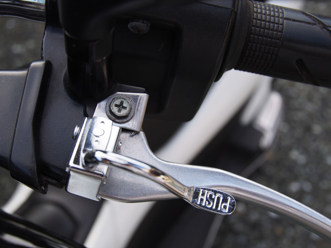 Pcx125にパーキングブレーキをつけてみよう キャリパーガード アクスルスライダー取り付け バイク素人が送るｄｉｙ日記