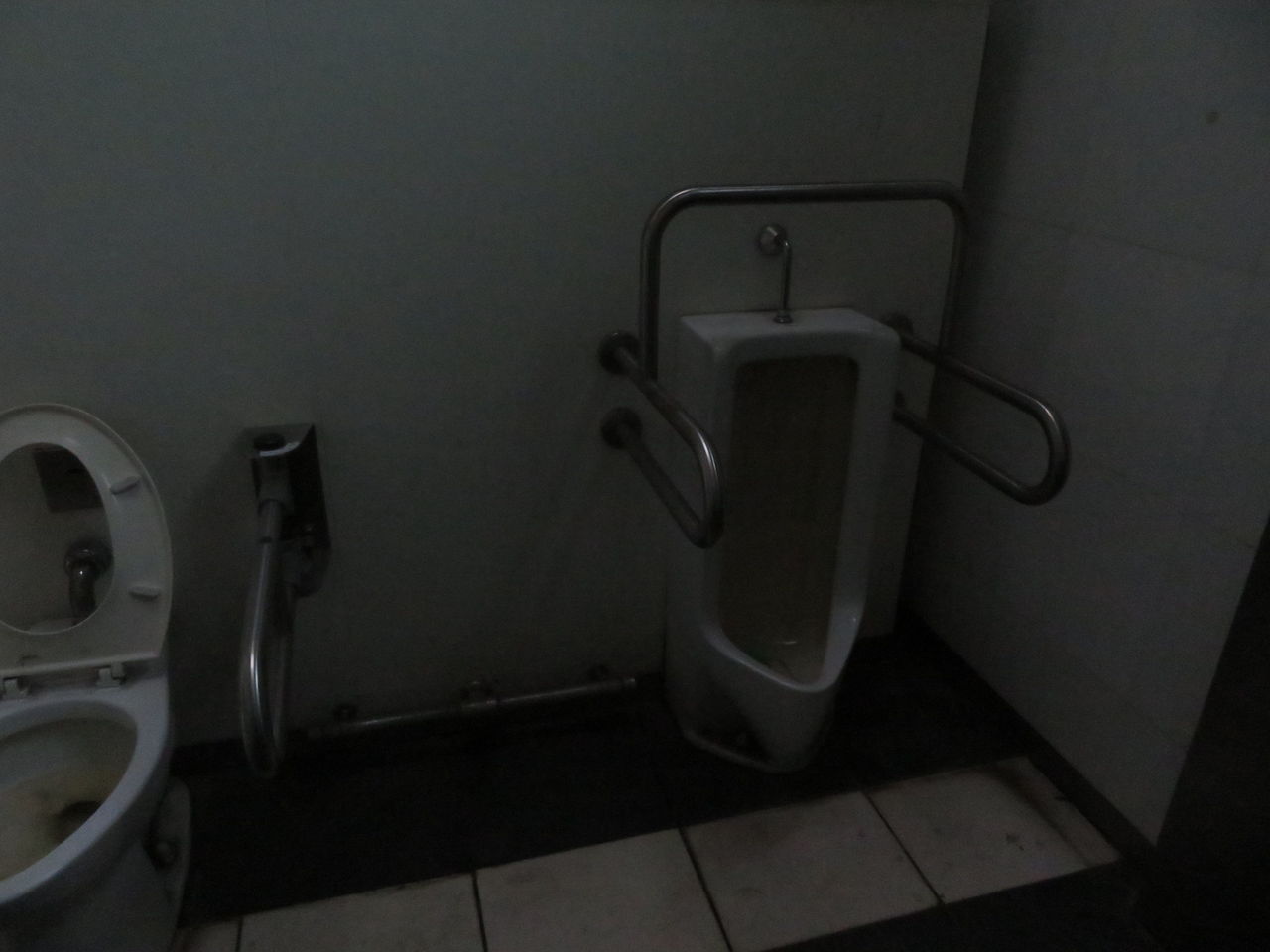 公衆トイレ　露出 
