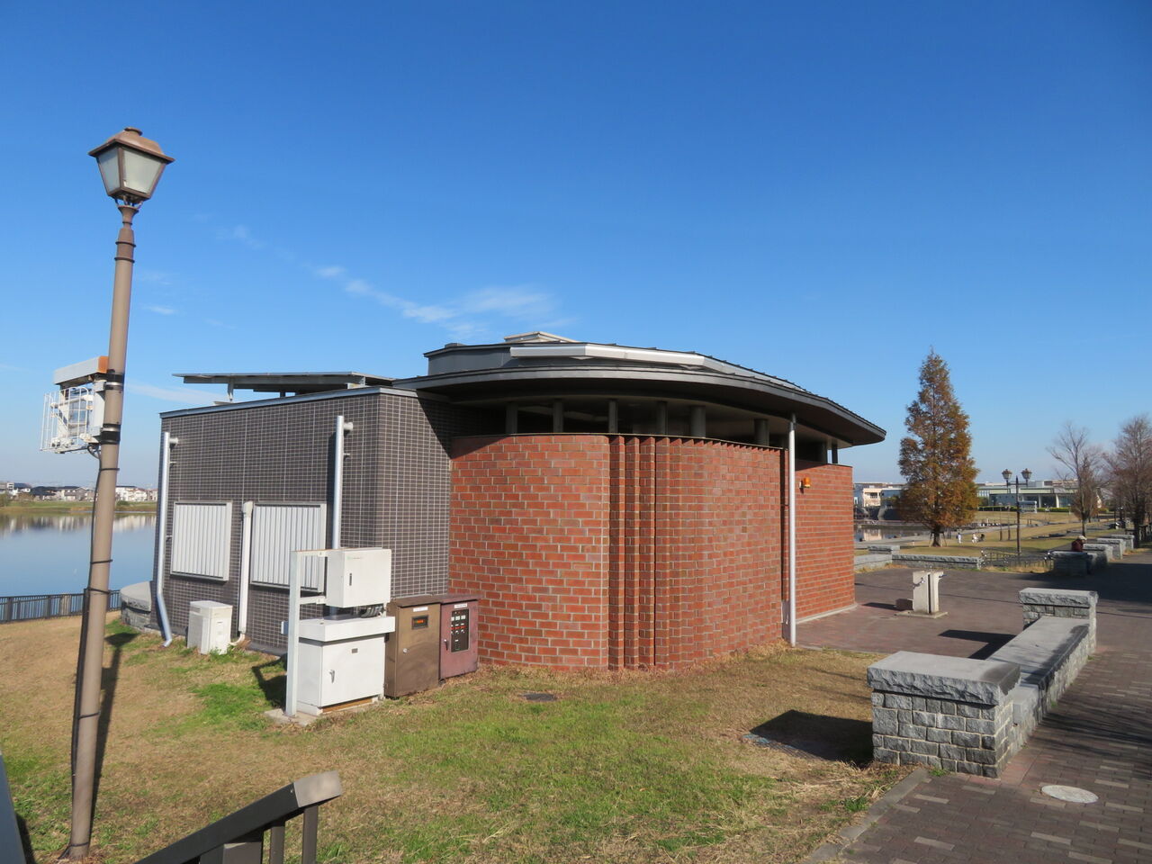 大相模調節池(北池) 大芝生広場広場付近トイレ : 御手洗倶楽部