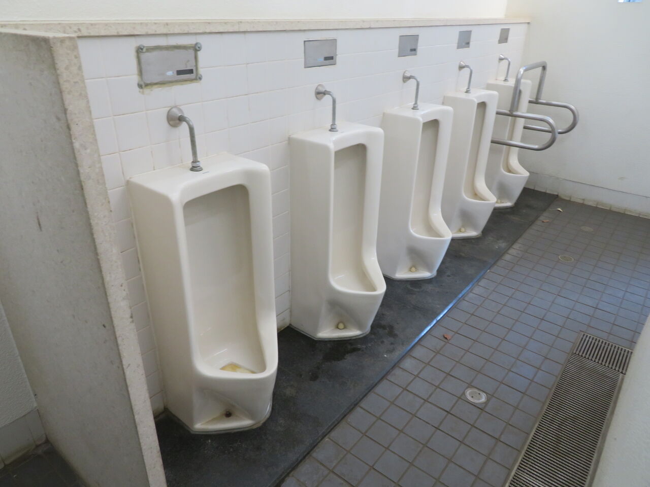 下半身露出　便所 