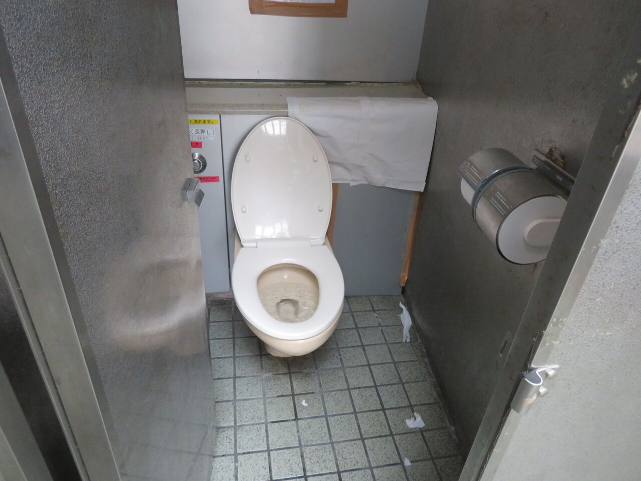 公衆トイレ　露出 