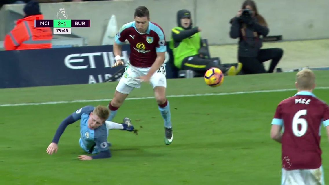 ペップも御立腹 リーメイソン主審のジャッジを時系列に沿って振り返る 1 2 マンチェスターシティvsバーンリー ガラスのレフティたらればブログ