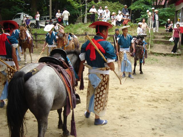 大型本　騎馬打毬　付属DVD付き　霞会館編　非売品　皇室の方々の騎馬打毬風景など caption.jpg