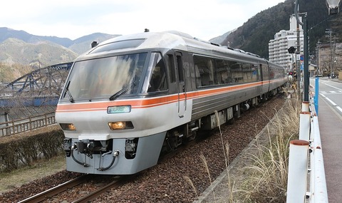 1024px-JR_Central_Kiha_85_(Wideview_Hida)
