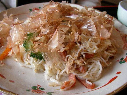 Somen_chanpuru_(Okinawan_fried_somen)