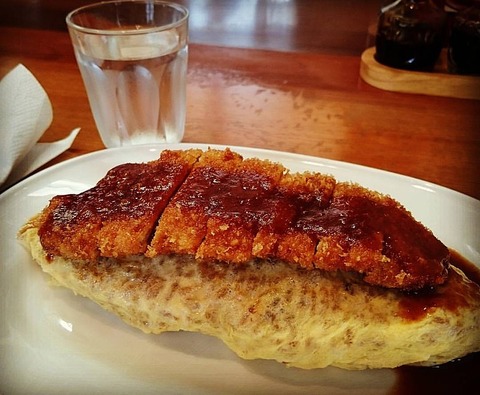 800px-武生名物ボルガライス！カツ_on_オムライス！_(27926171860)