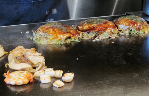 1024px-Preparation_of_okonomiyaki_in_shimo_kitazawa_02