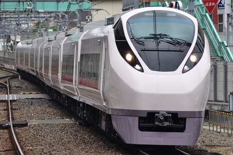 1024px-JR_East_E657