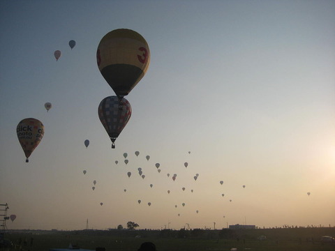 1280px-Saga_balloon_fiesta_sky_view_2009_2