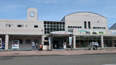 1280px-R008_2-194
