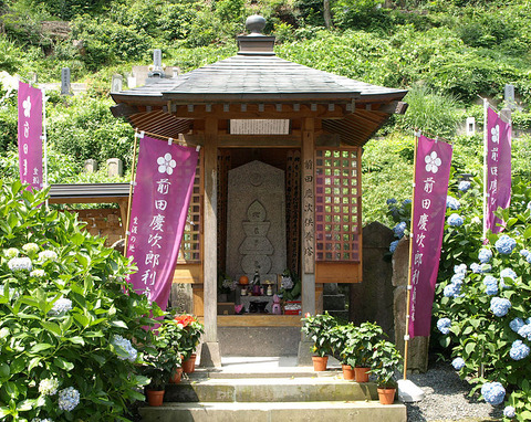 800px-MaedaKeiji-memorialstone