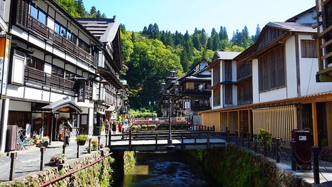 1280px-Ginzan_Onsen_in_autumn_2018