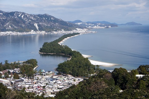 1280px-Amanohashidate_view_from_Mt_Moju02s3s4592