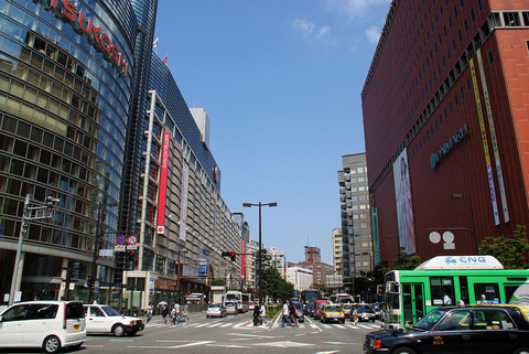 1024px-Fukuoka_City_-_Watanabe-dori_Avenue_-_01