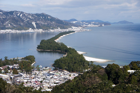 1280px-Amanohashidate_view_from_Mt_Moju02s3s4592