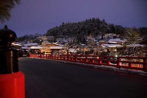 1024px-Nakabashi_Bridge,_Hon-machi_Takayama_2015