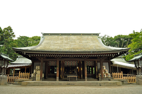 1280px-Front_shrine_of_the_Hikawa_shrine