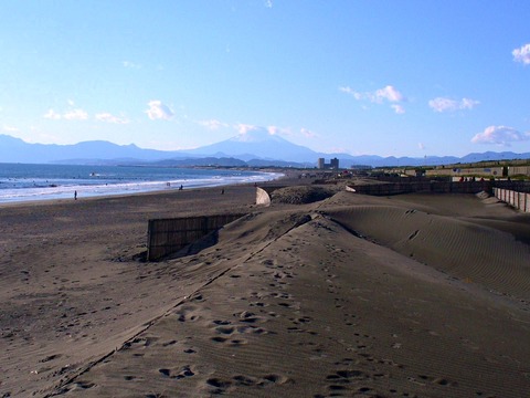 Kugenuma_Beach,_viewing_Mt._Fuji
