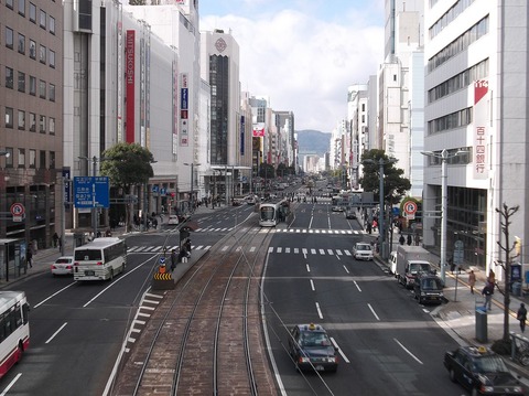 1280px-広島相生通り(電車通り)
