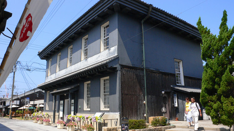 Kurokabe_glass_hall0s32001