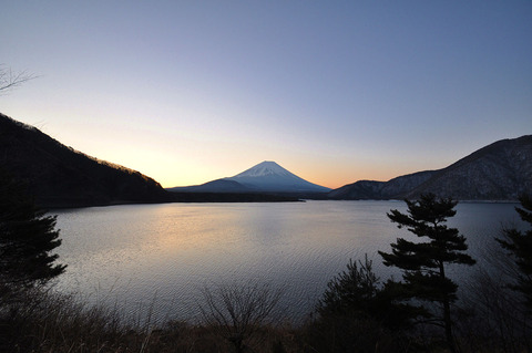 1280px-Lake_Motosu02