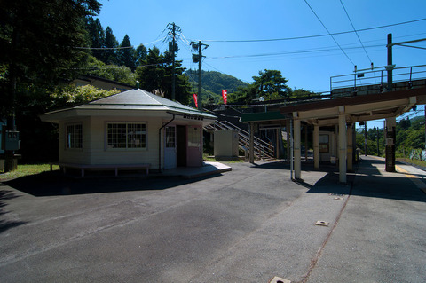 1280px-JR_Omoshiroyamakougen_sta_001