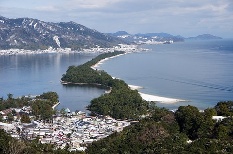 1024px-Amanohashidate_view_from_Mt_Moju02s3s4592