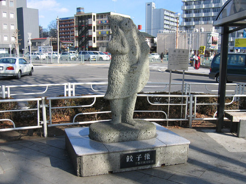 Utsunomiya_Gyoza_Statue_1